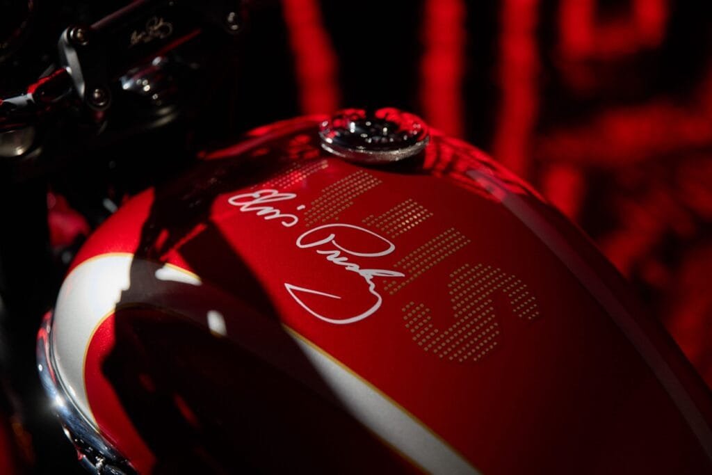Firma tanque Triumph Bonneville T120 Elvis Presley Edición Limitada | EUROPACOCHE