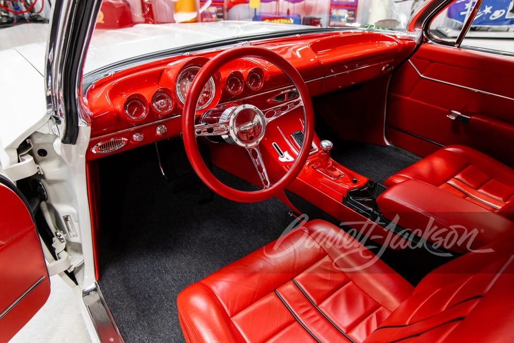 Interior rojo 1961 Chevrolet Impala "White Suede" | EUROPACOCHE