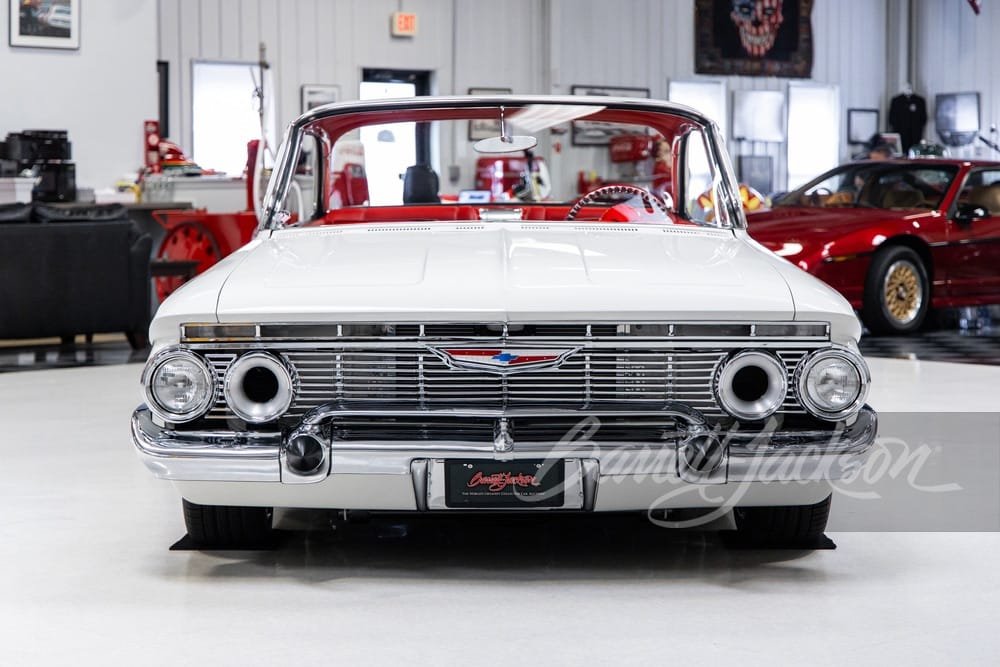 Frontal 1961 Chevrolet Impala "White Suede" | EUROPACOCHE