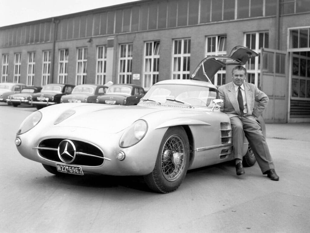 Rudolf Uhlenhaut con su Mercedes Benz 300 SLR Coupé | EUROPACOCHE