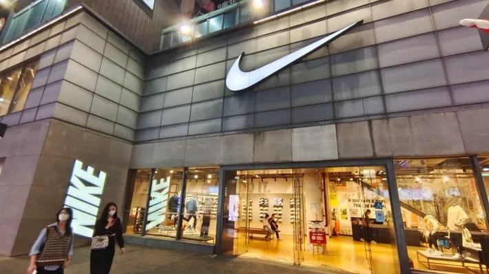 Las acciones de Nike caen un 20% a su nivel más bajo en 4 años