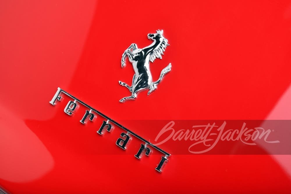 Emblema del Cavallino Rampante en Ferrari 275 GTS/4 por Barrett Jackson | EUROPACOCHE