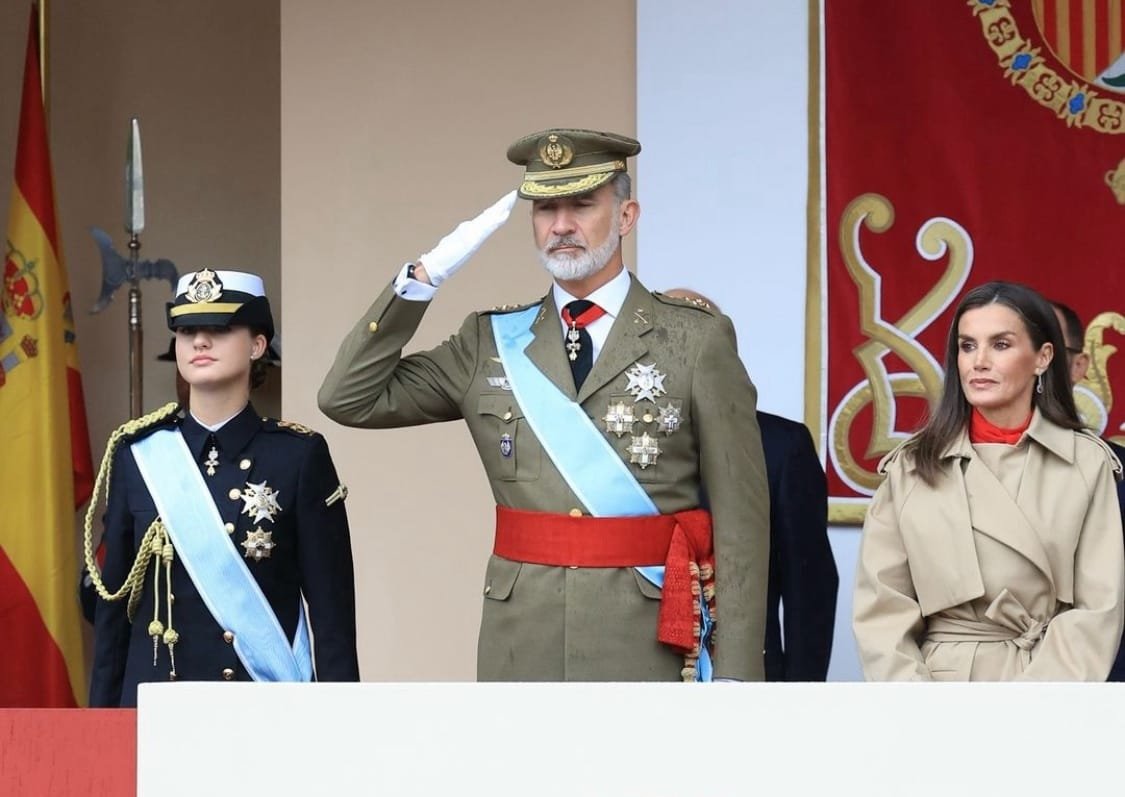 Su Majestad el Rey Felipe VI asiste al desfile nacional acompañado por la princesa Leonor, la Reina Letizia, y Pedro Sánchez