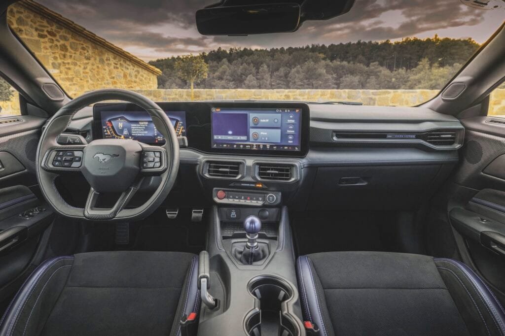 Cockpit habitáculo Ford Mustang 2024 | EUROPACOCHE