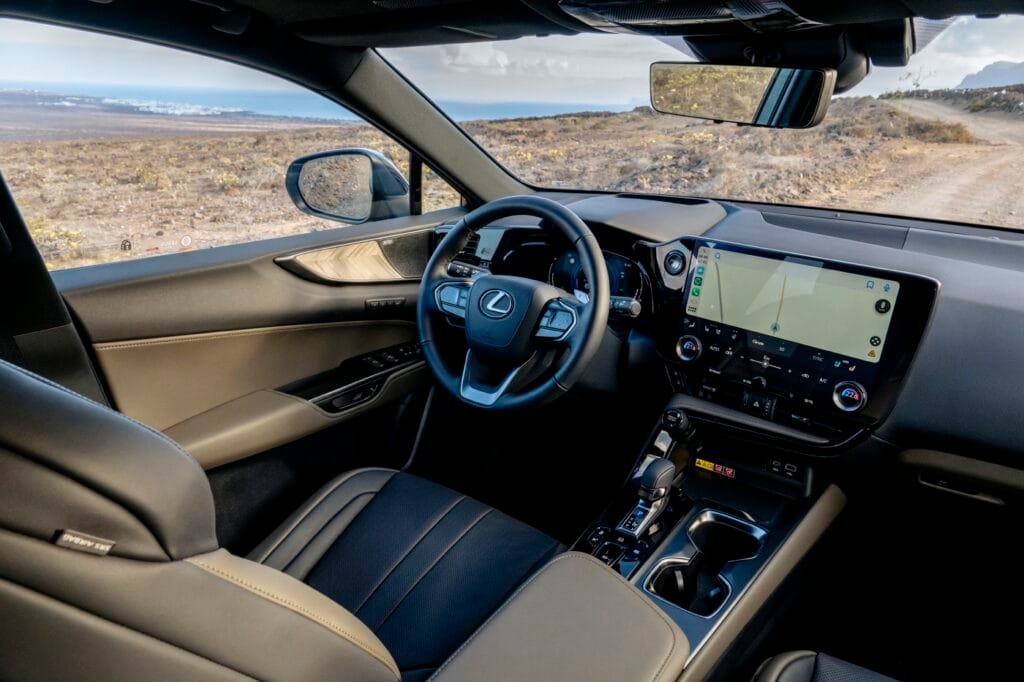 Habitáculo y salpicadero nuevo Lexus NX Overtrail | EUROPACOCHE
