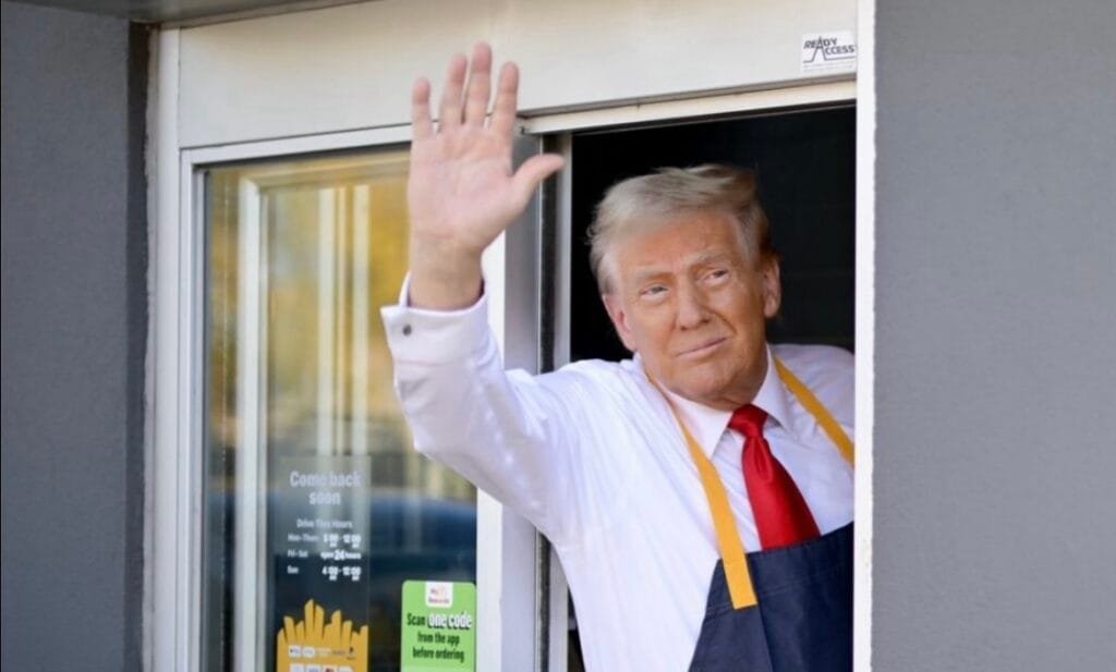 Donald Trump Bromea: “He Trabajado 15 Minutos Más que Kamala Harris” en McDonald’s