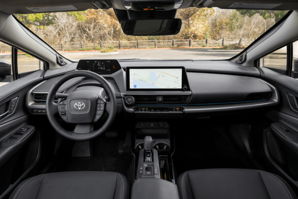 interior salpicadero Toyota Prius Nightshade 2025 | EUROPACOCHE.COM