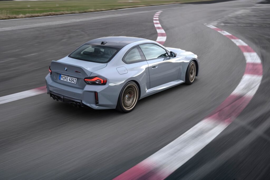 BMW M2 CS 2025 tomando una curva en circuito con control preciso | EUROPA COCHE
