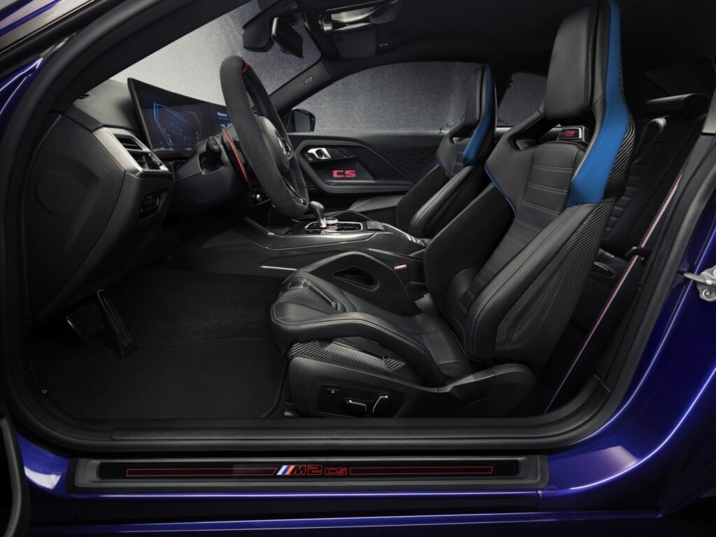 Asientos deportivos M en Alcántara del BMW M2 CS 2025 con costuras rojas | EUROPA COCHE