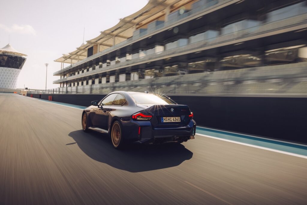 BMW M2 CS 2025 acelerando en circuito | EUROPA COCHE