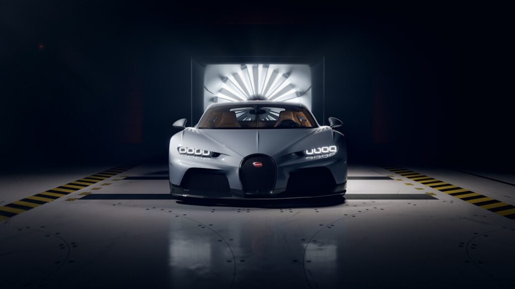 Vista frontal del Bugatti Chiron Super Sport en estudio, con detalles aerodinámicos | EUROPA COCHE