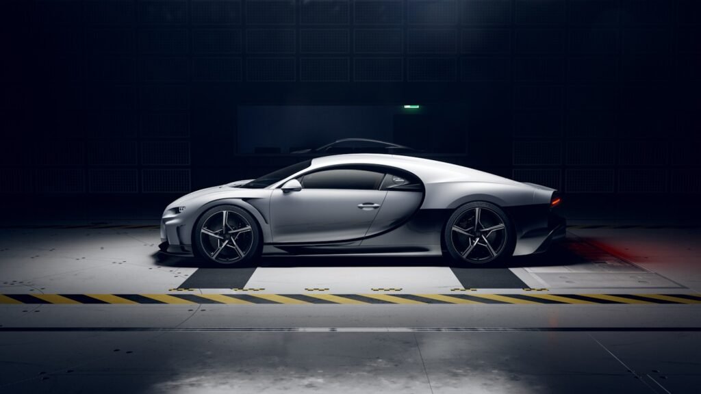 Diseño aerodinámico longtail del Chiron Super Sport desde ángulo lateral | EUROPA COCHE