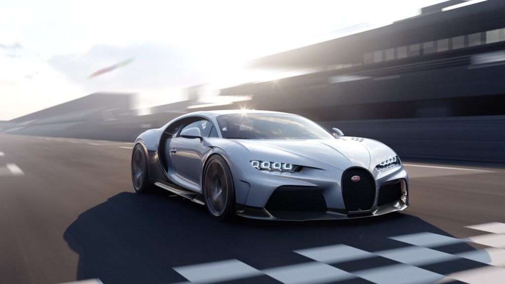 Bugatti Chiron Super Sport en acción sobre pista, con su silueta agresiva a alta velocidad | EUROPA COCHE