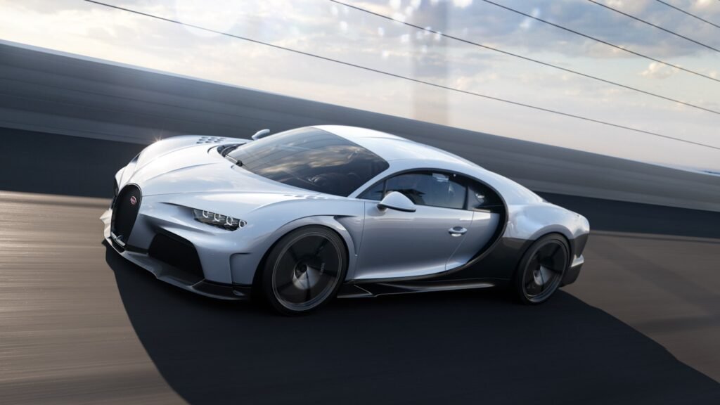 Chiron Super Sport tomando una curva en circuito, con neumáticos Michelin Pilot Sport Cup 2 | EUROPA COCHE