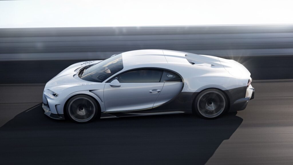 Vista lateral del Bugatti Chiron Super Sport mostrando su diseño largo y aerodinámico | EUROPA COCHE