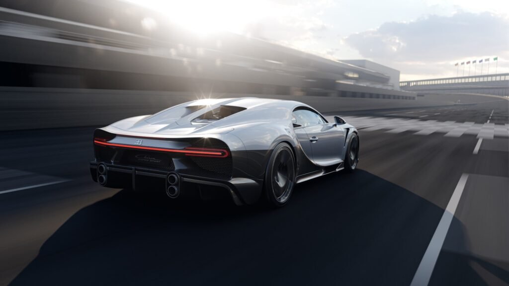 Vista trasera del Bugatti Chiron Super Sport en circuito, con escape lateral y difusor aerodinámico | EUROPA COCHE
