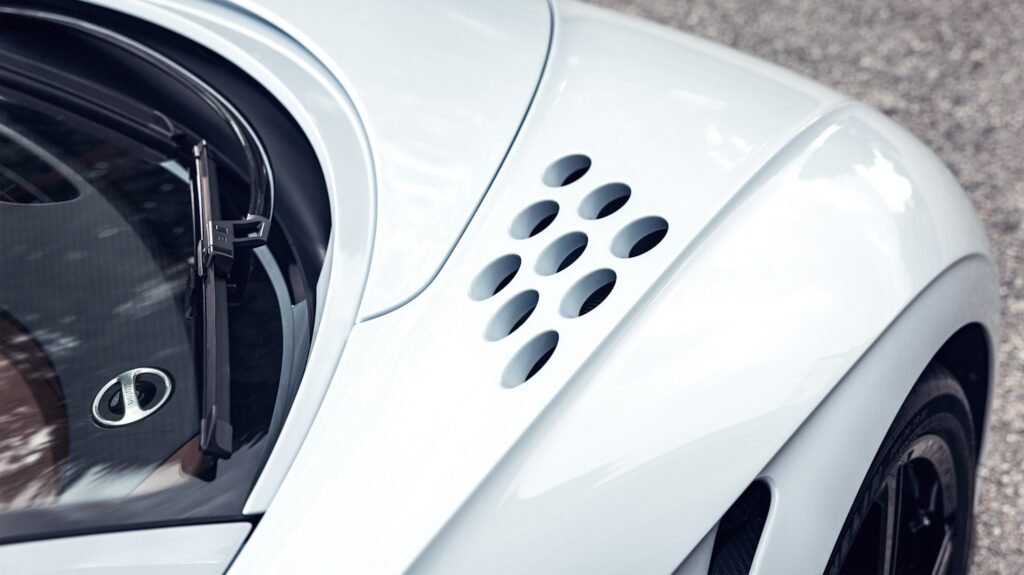 Detalle de las salidas de aire sobre el guardabarros del Chiron Super Sport