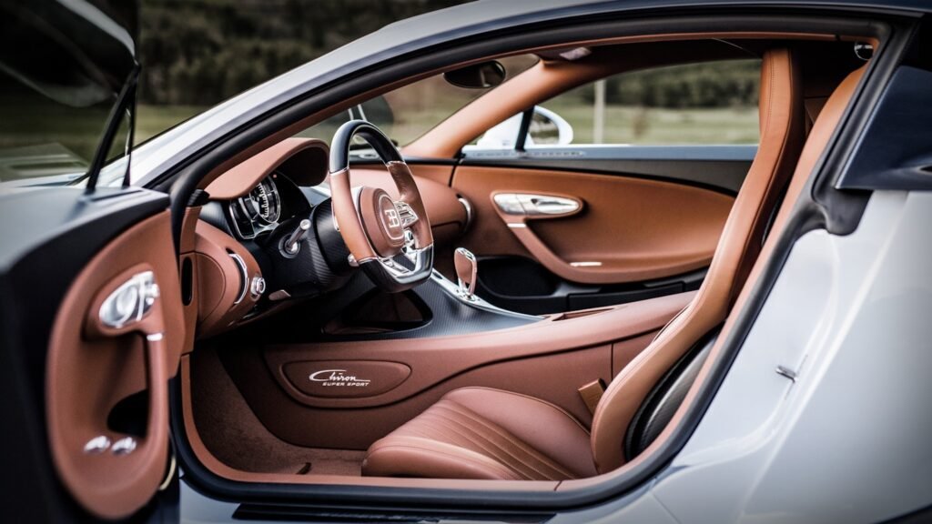 Habitáculo del Bugatti Chiron Super Sport mostrando volante multifunción y detalles de lujo | EUROPA COCHE
