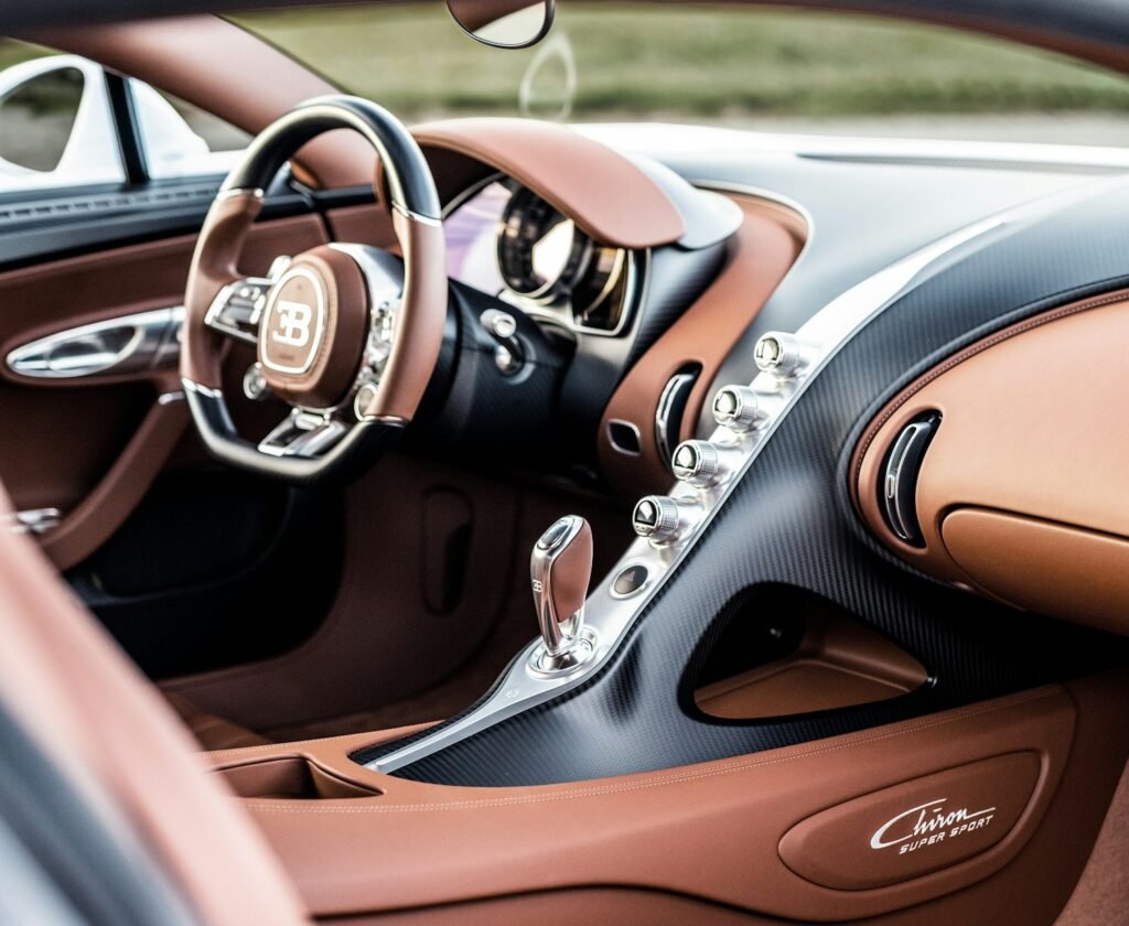 Interior del Bugatti Chiron Super Sport con acabados en cuero y fibra de carbono