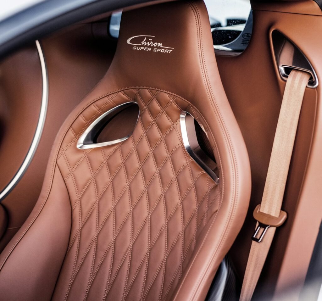 Interior del asiento de lujo del Bugatti Chiron Super Sport, con tapicería de cuero y fibra de carbono