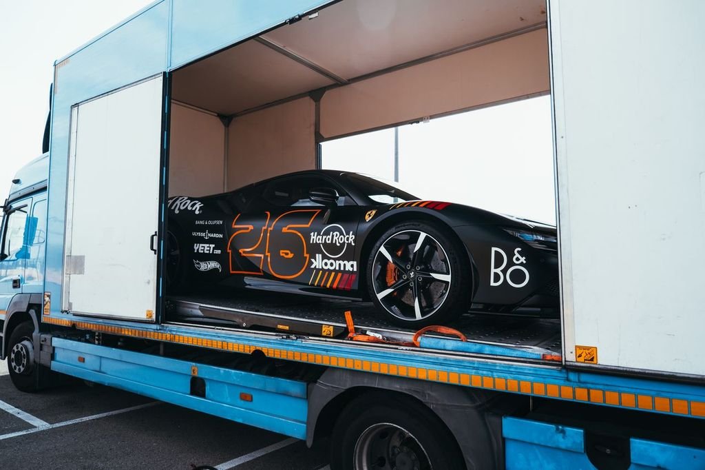 Durante el evento en el Circuito ASPAR, el Ferrari 296 GTB fue protagonista con su espectacular librea oficial Gumball 3000 2025, diseñada en Valencia por Cdwllacer.
