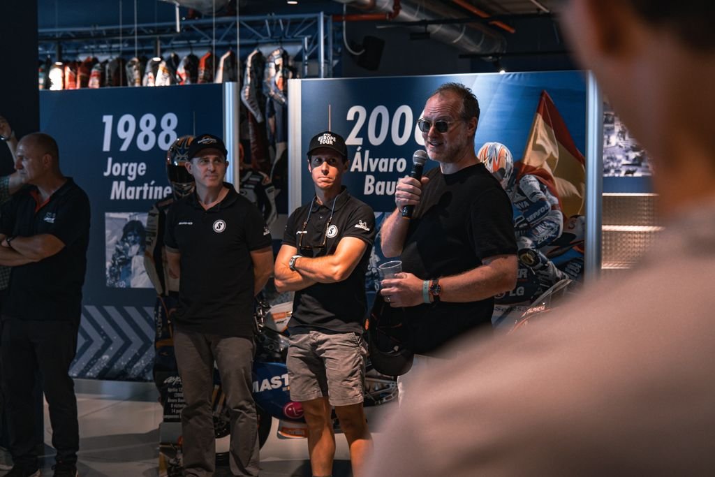 Maximillion Cooper llega al Circuito ASPAR con Gumball 3000 y Six2Six Motor para presentar la ruta 2025. Europacoche cubre el evento en exclusiva.