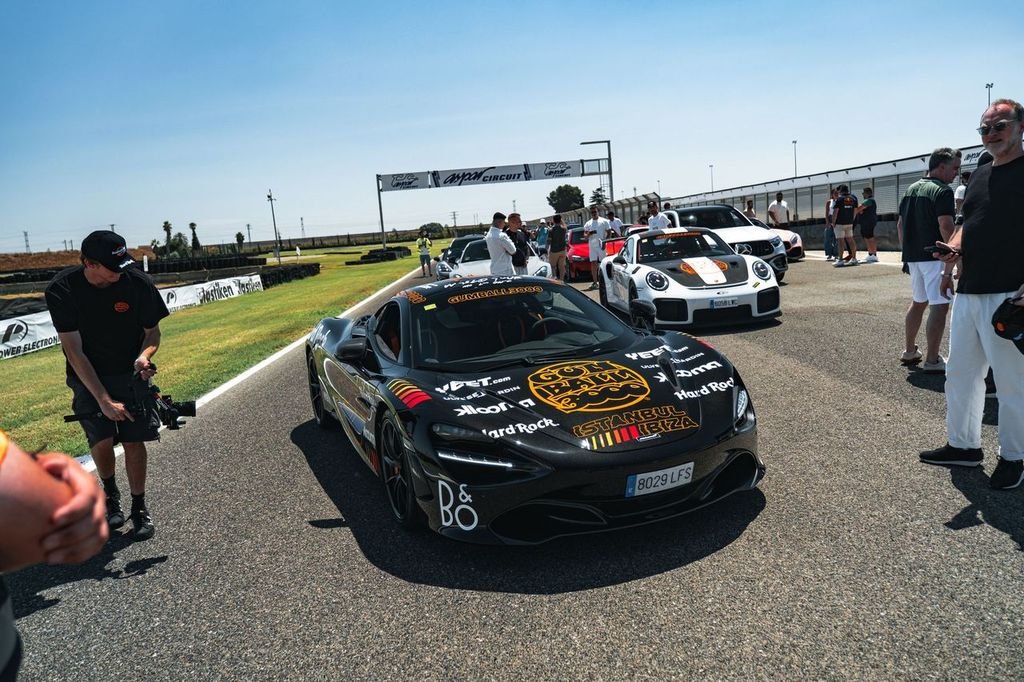 Ferrari, McLaren y Porsche lucen la nueva librea del Gumball 3000 en Valencia. Más de cuatro horas de acción, estilo y pasión por el motor.