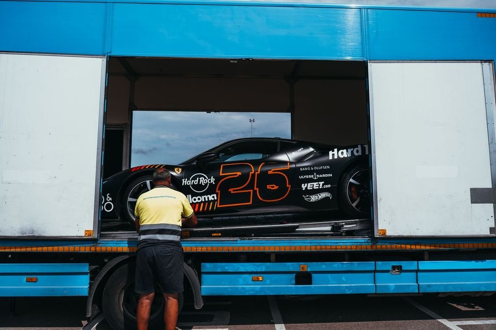 Ferrari SF90 Stradale de Ego Car Deslumbra con la Librea Oficial del Gumball 3000 en Valencia