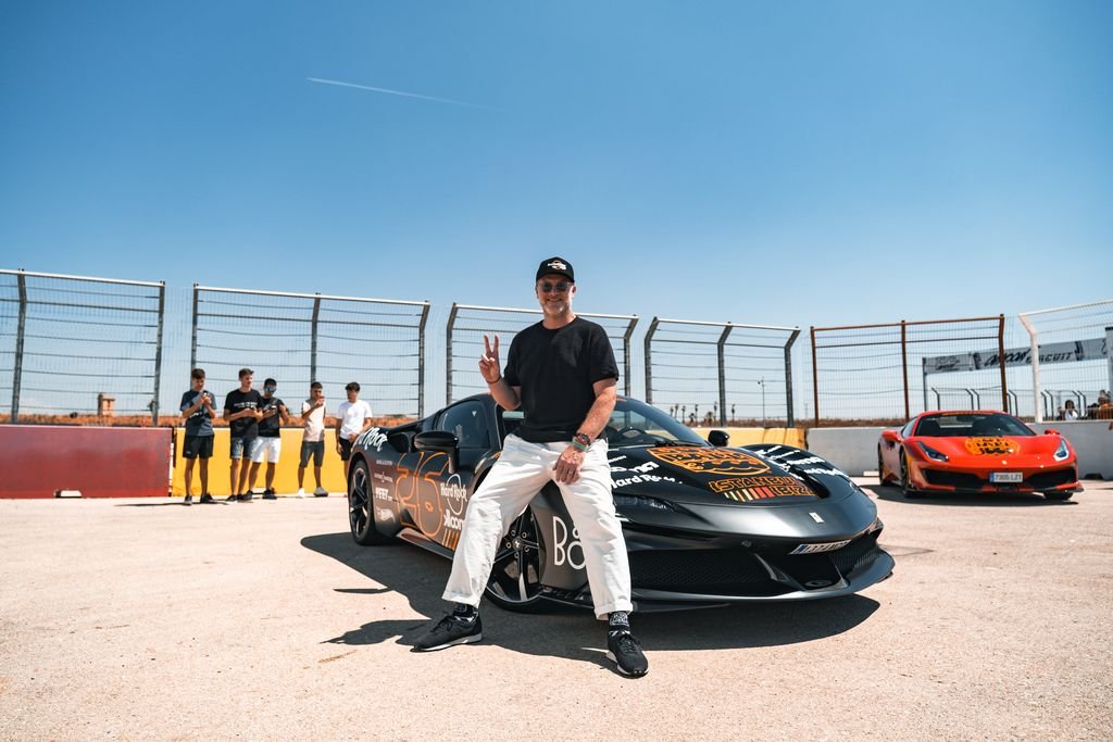 Maximillion Cooper Presenta en Valencia la Librea Oficial del Gumball 3000 2025