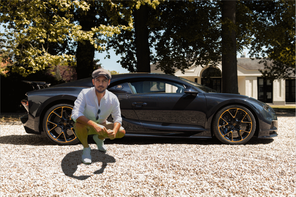 VALLTRO posando junto al Bugatti Chiron L’Ébé, rindiendo homenaje al legado de L’Ébé Bugatti y la historia de la marca.