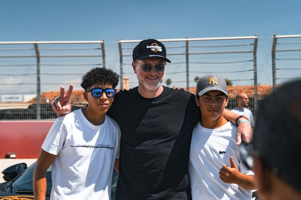 Resumen del evento Gumball 3000 en el circuito ASPAR. Cooper lidera la jornada junto a Six2Six Motor y presenta el recorrido del rally 2025.