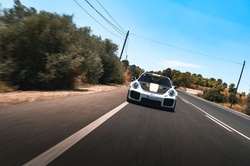 El fundador de Gumball 3000, Maximillion Cooper, finaliza el evento en Valencia con una ruta privada en Porsche 911 y almuerzo junto al equipo.