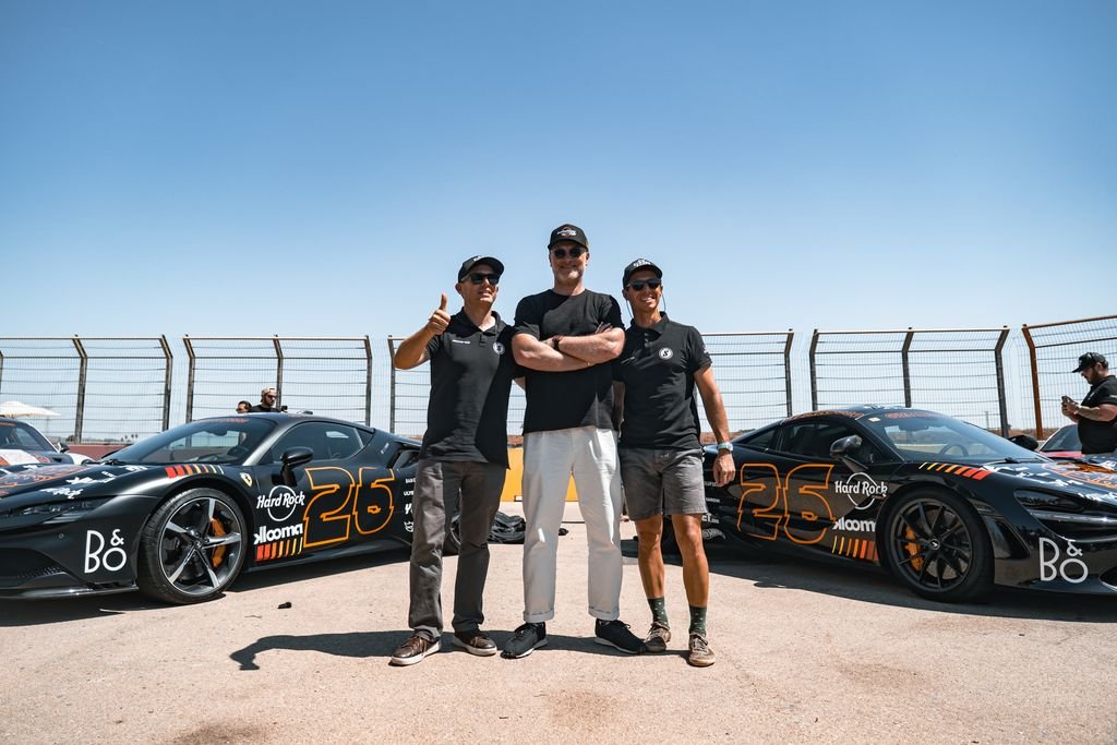 El fundador de Gumball 3000, Maximillion Cooper, compartió fotos y sonrisas con el equipo en el Circuito ASPAR, durante el evento de presentación en Valencia.