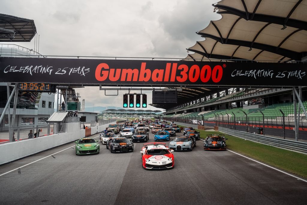 Valencia vibra con Gumball 3000: evento de lujo en el Circuito ASPAR con supercoches y presentación de la librea oficial del rally 2025. | EUROPA COCHE
