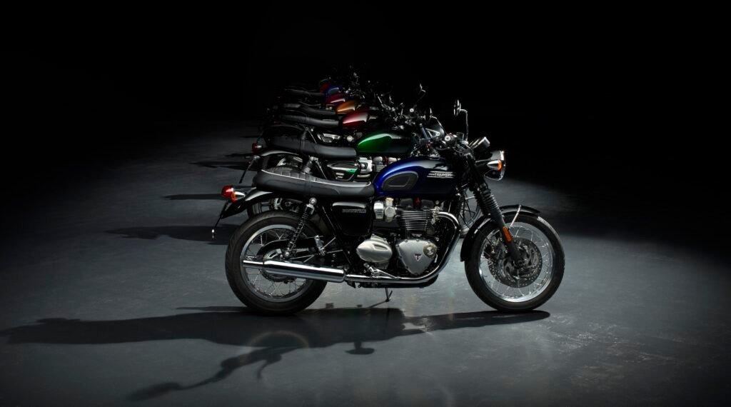 TRIUMPH BONNEVILLE STEALTH EDITIONS 2024: COLORES QUE HABLAN, MOTORES QUE CUENTAN HISTORIAS
