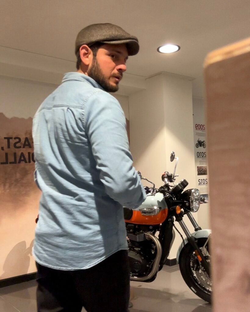 VALLTRO junto a la Triumph Bonneville T100 Icon Edition en la inauguración en Valencia