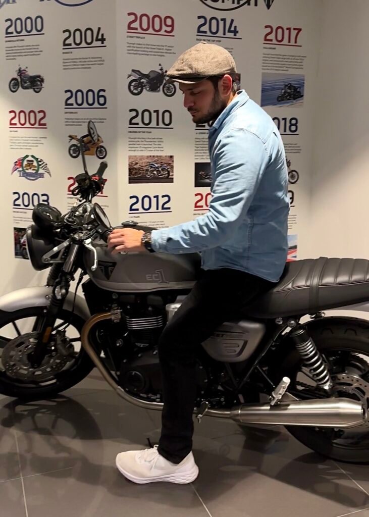 VALLTRO asiste a la inauguración en Valencia junto a la Triumph Street Twin EC1 Special Edition, en un evento exclusivo con música británica en vivo y estilo clásico.