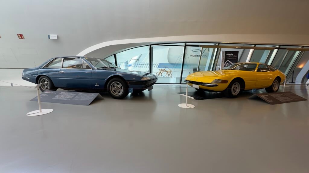 Ferrari 365 GTB/4 DAYTONA y Ferrari 365 GT4 2+2
Admira la elegancia y deportividad de los Ferrari 365 GTB/4 Daytona y 365 GT4 2+2 en la exposición “Pasión y Leyenda” de Mobility City Zaragoza. Clásicos que marcaron una época dorada para Ferrari.