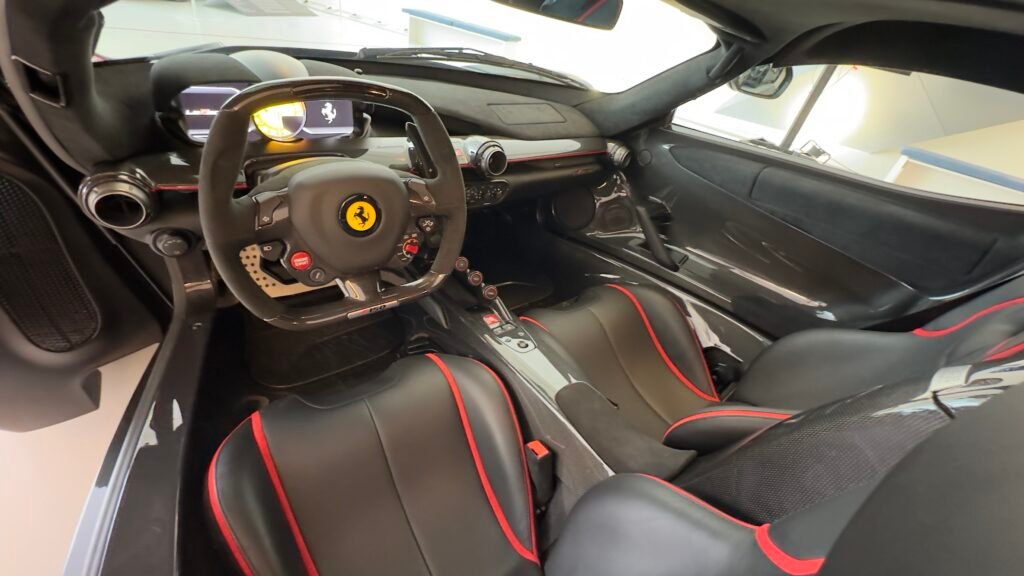 El habitáculo del Ferrari LaFerrari es un entorno puramente orientado a la conducción, inspirado directamente en los monoplazas de Fórmula 1.