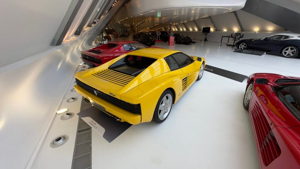 El Testarossa mejorado – Ferrari 512 TR
Descubre el Ferrari 512 TR, la versión mejorada y más potente del icónico Testarossa, en la exposición “Pasión y Leyenda” de Mobility City Zaragoza. Un símbolo de evolución y perfección en la historia de Ferrari.