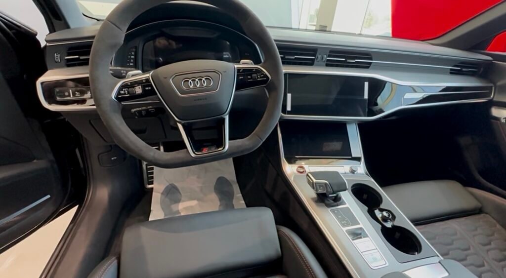 "Interior del Audi RS 6 Avant GT 2025: diseño deportivo, materiales premium y el equilibrio perfecto entre confort y rendimiento."