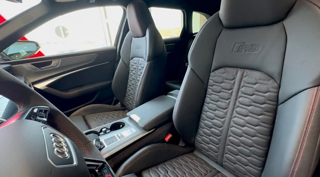 Asientos RS del Audi RS 6 Avant GT: cuero Valcona, costuras dobles y sujeción perfecta para máxima comodidad y deportividad.