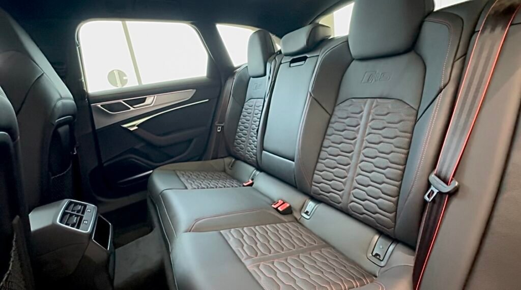 "Asientos traseros del Audi RS 6 Avant GT: confort premium, espacio optimizado y el mismo nivel de lujo que en las plazas delanteras."