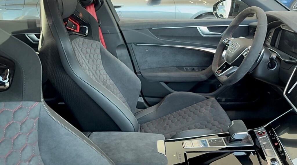 Explora el interior del Audi RS 6 Avant GT: lujo, tecnología y detalles exclusivos inspirados en la competición, con acabados en cuero Valcona y fibra de carbono.