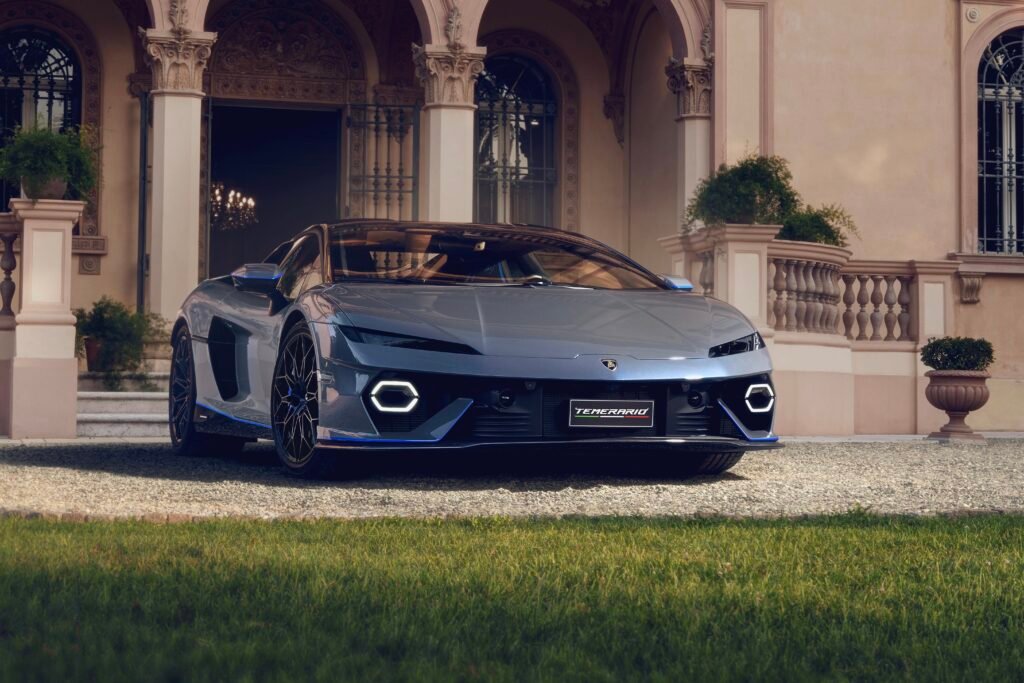 Una obra maestra de Lamborghini que combina exclusividad, lujo y rendimiento extremo, disponible en unidades limitadas para los entusiastas más exigentes del mundo del motor.