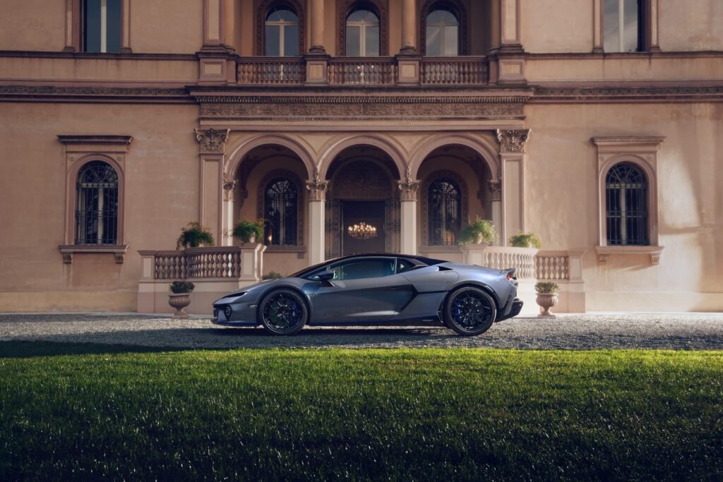 El Lamborghini Temerario combina estilo italiano y soluciones aerodinámicas avanzadas, donde cada línea y detalle exterior optimiza el rendimiento y refleja lujo y exclusividad.