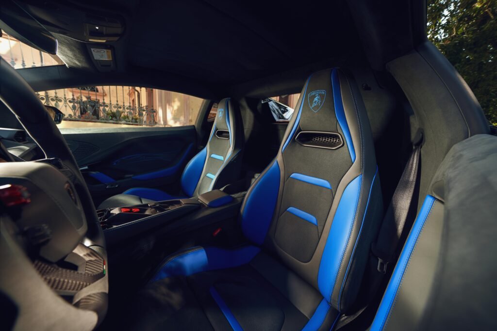 Un interior que refleja artesanía italiana y lujo extremo, donde las butacas y los acabados en cuero ofrecen sujeción, confort y exclusividad para una experiencia de conducción premium.