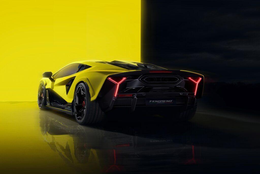 El motor V12 híbrido del Lamborghini Fenomeno entrega 1.080 CV, con una aceleración de 0 a 100 km/h en 2,4 segundos y velocidad máxima superior a 350 km/h, reflejando su ingeniería y potencia extremas.