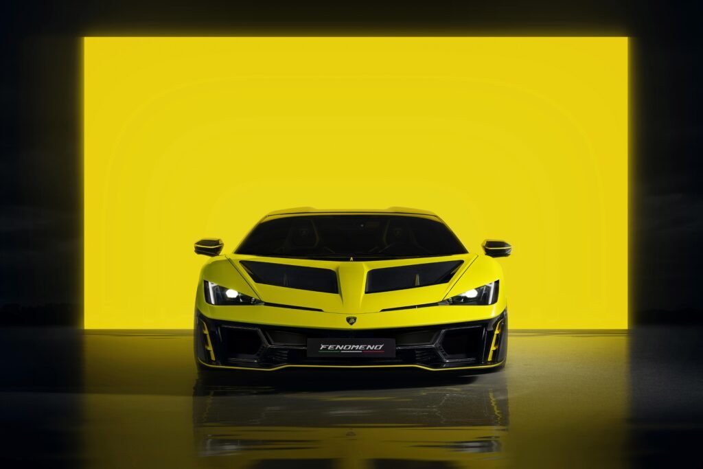 Frontal del Lamborghini Fenomeno, destacando las grandes tomas de aire, splitter de fibra de carbono y firma lumínica DRL inspirada en los cuernos del toro, combinando diseño y aerodinámica de alto rendimiento.
