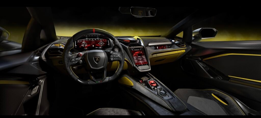 Vista del interior del Lamborghini Fenomeno, mostrando el salpicadero, las tres pantallas digitales, los mandos de carrera y los asientos baquet de fibra de carbono, diseñados para máxima interacción y control del conductor.
